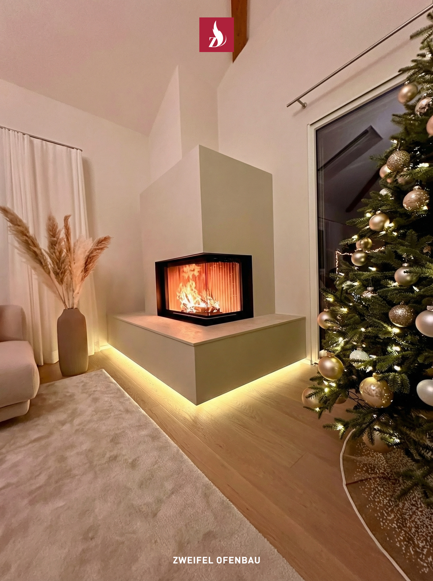 Dieser moderne Kamin, eine massgefertigte Kreation von Zweifel Ofenbau, ist mehr als nur eine Wärmequelle. Er ist ein architektonisches Statement, das durch die indirekte Beleuchtung und die schlichte Eleganz des Designs eine behagliche Atmosphäre schafft.