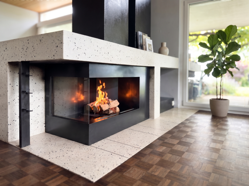 Diese Feuerstelle wurde so umgebaut, dass Sie dem Eigentümer wieder neue Freude bereitet.
Schwarz-Stahl Einbau und seitliche Verglasung, sowie Zuluft-Einführung von aussen, direkt zum Brennraum.
